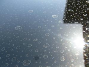ウォータースポット（水アカ）が車のボディにできたイメージ
