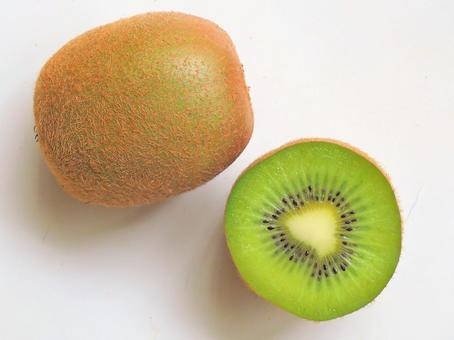 キウイフルーツ(ニキビ改善に効果的な食べ物)