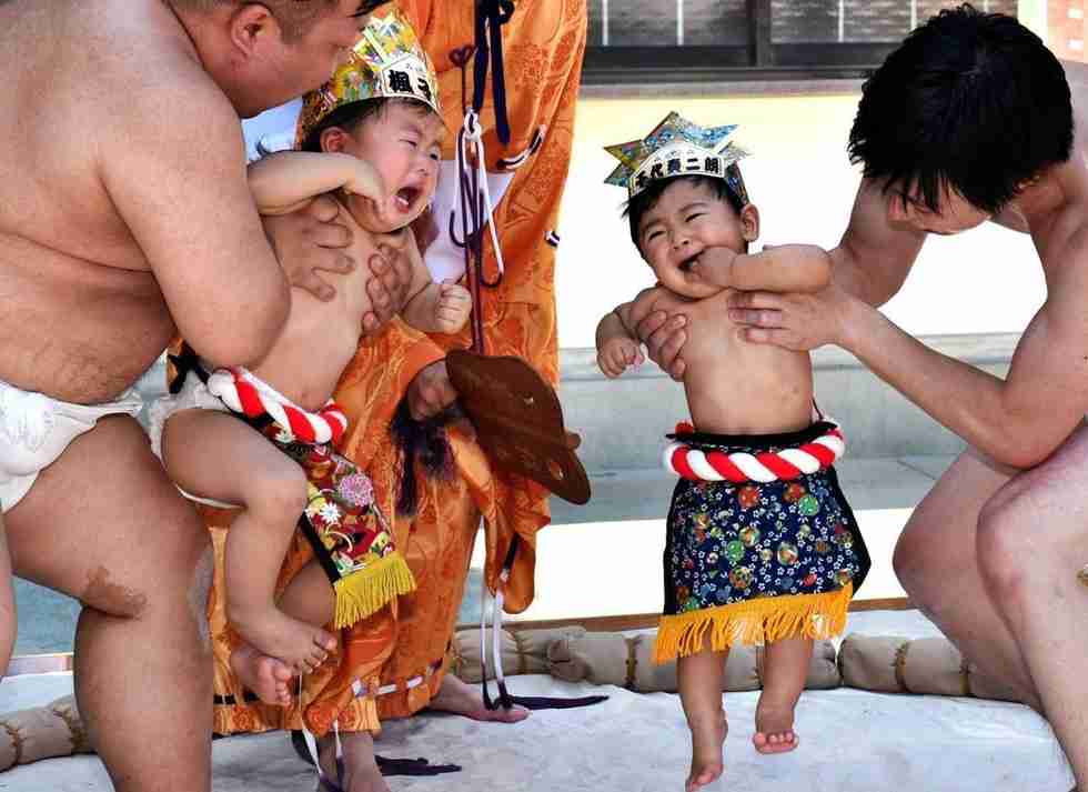 子どもを泣かせて喜ぶ親