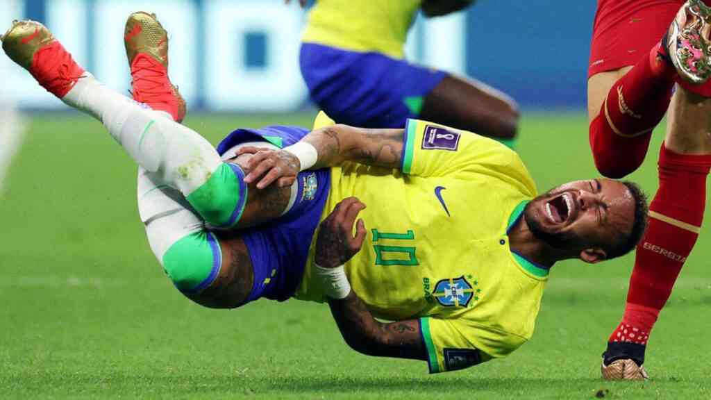 ド素人がサッカーを見る度に思うこと「めちゃくちゃ痛がって見せてるけど、審判がファールを取らなかったらすぐ元に戻るのってアリなの？」
