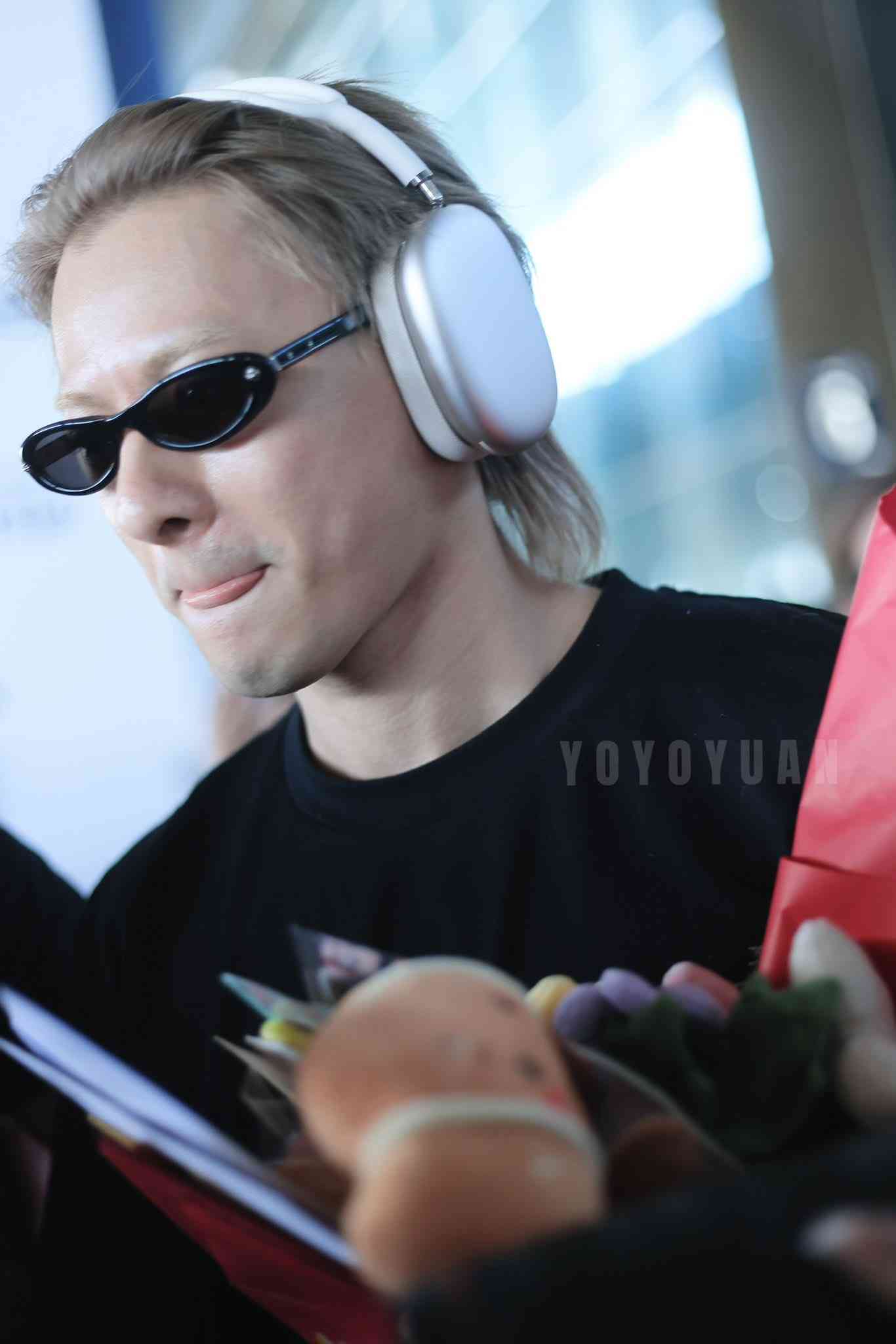 平野紫耀、パリで魅せた総額1000万円超えルックにファン悶絶…厚い胸板と肉体美が際立つ“世界基準のスタイル”
