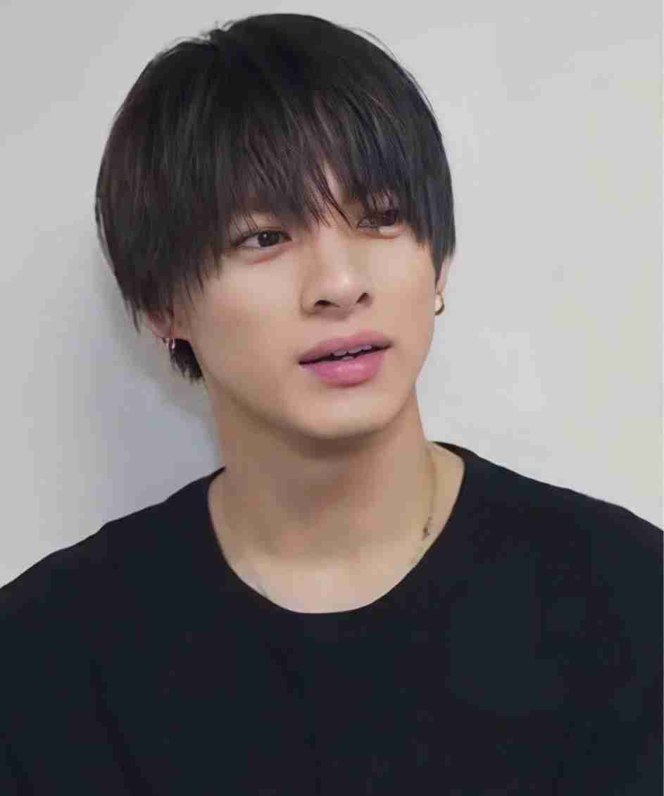 平野紫耀、パリで魅せた総額1000万円超えルックにファン悶絶…厚い胸板と肉体美が際立つ“世界基準のスタイル”