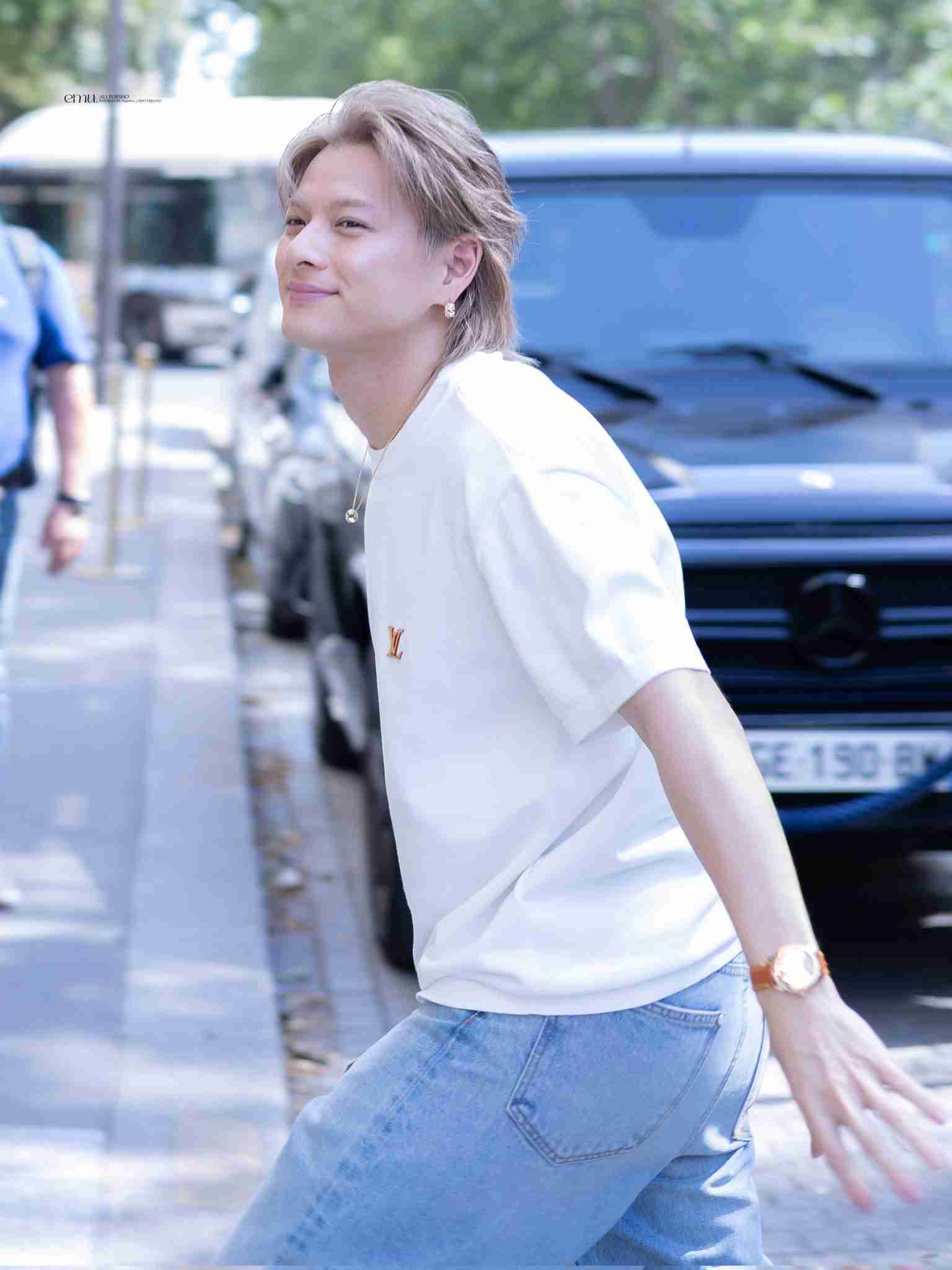 平野紫耀、パリで魅せた総額1000万円超えルックにファン悶絶…厚い胸板と肉体美が際立つ“世界基準のスタイル”