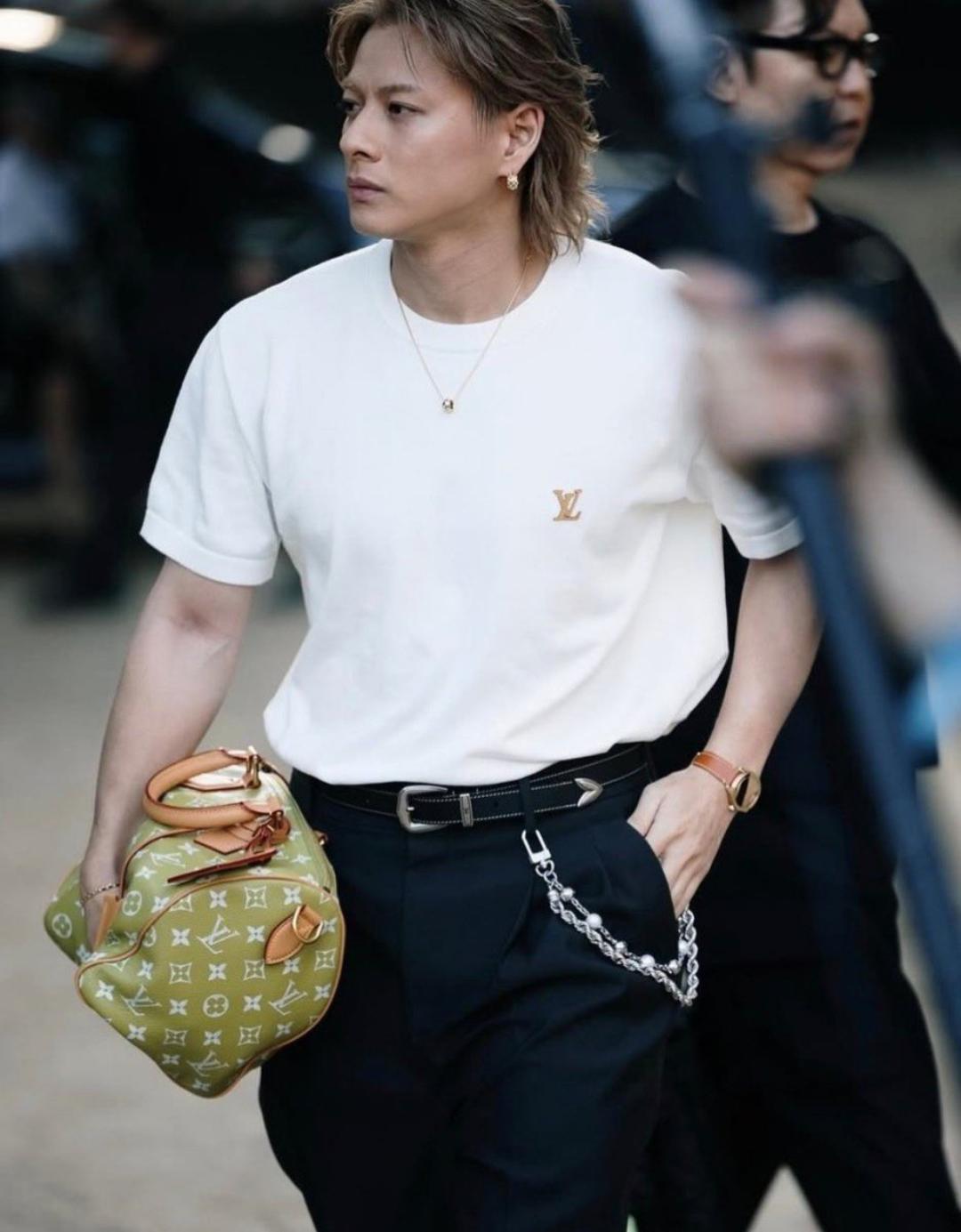 平野紫耀、パリで魅せた総額1000万円超えルックにファン悶絶…厚い胸板と肉体美が際立つ“世界基準のスタイル”
