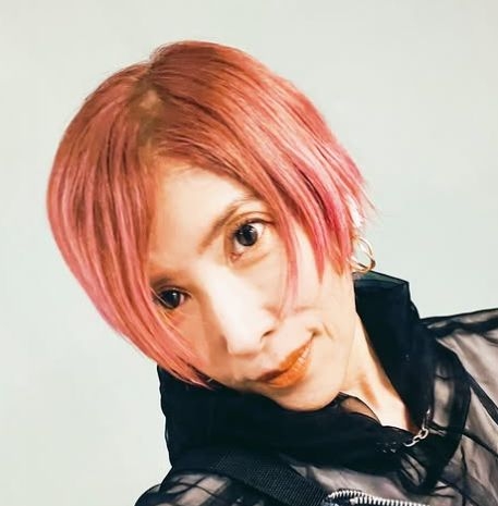 TRF・YU-KI　59歳近影が話題　貴重な本番前オフショットに「肩も背中もキレイ」「ただただ素敵」