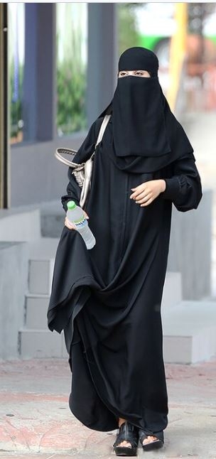「ワークマンさんは天才」顔まで隠れるパーカーを女性アナが絶賛→投稿削除…“黒づくめが怖い”批判に同社は「貴重なご意見として受け止めている」