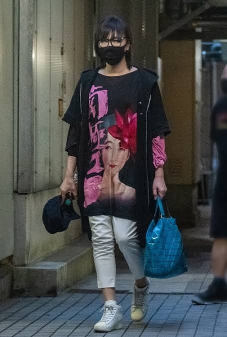 「おっさんが身につけてると嫌なのがボディバッグだとしたら、おばさんが身につけてると嫌なのはコレでしょ」という意見に、愛用中の皆さんの声が続々「なお、お値段…」