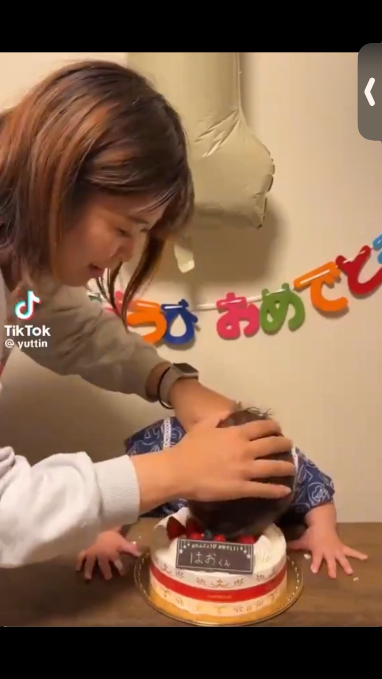 1歳誕生日「顔面ケーキ」動画が大炎上、なぜ投稿？ 　浮上する2つの説