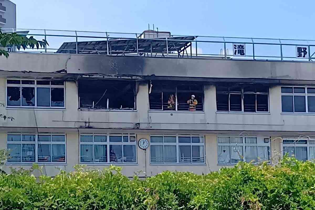 東京・北区の小学校で火事 逃げ遅れた小学生3人を救助