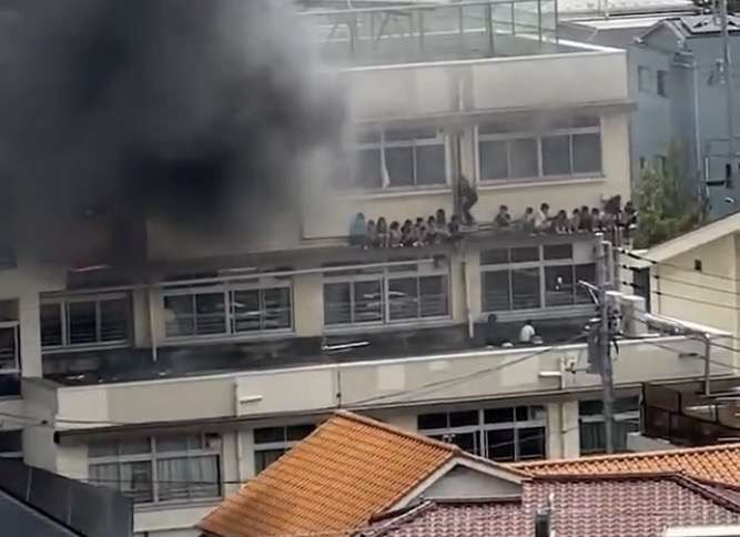 東京・北区の小学校で火事 逃げ遅れた小学生3人を救助