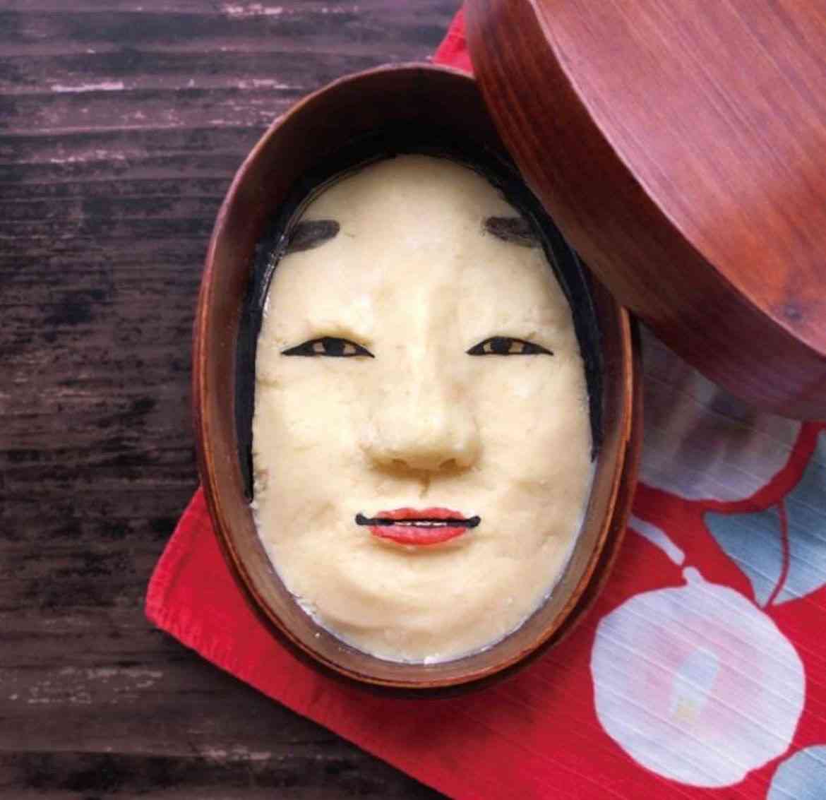 カバンを覗き込む女性