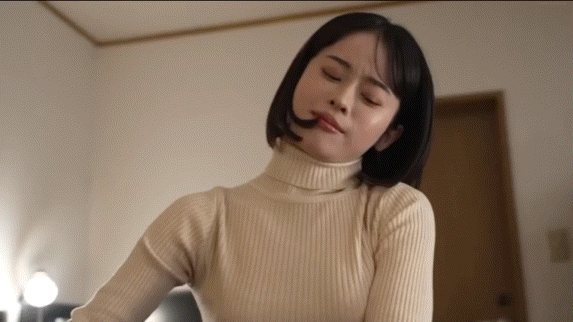 カバンを覗き込む女性