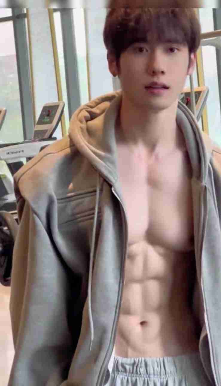 縦筋程度に腹筋が割れてる人〜