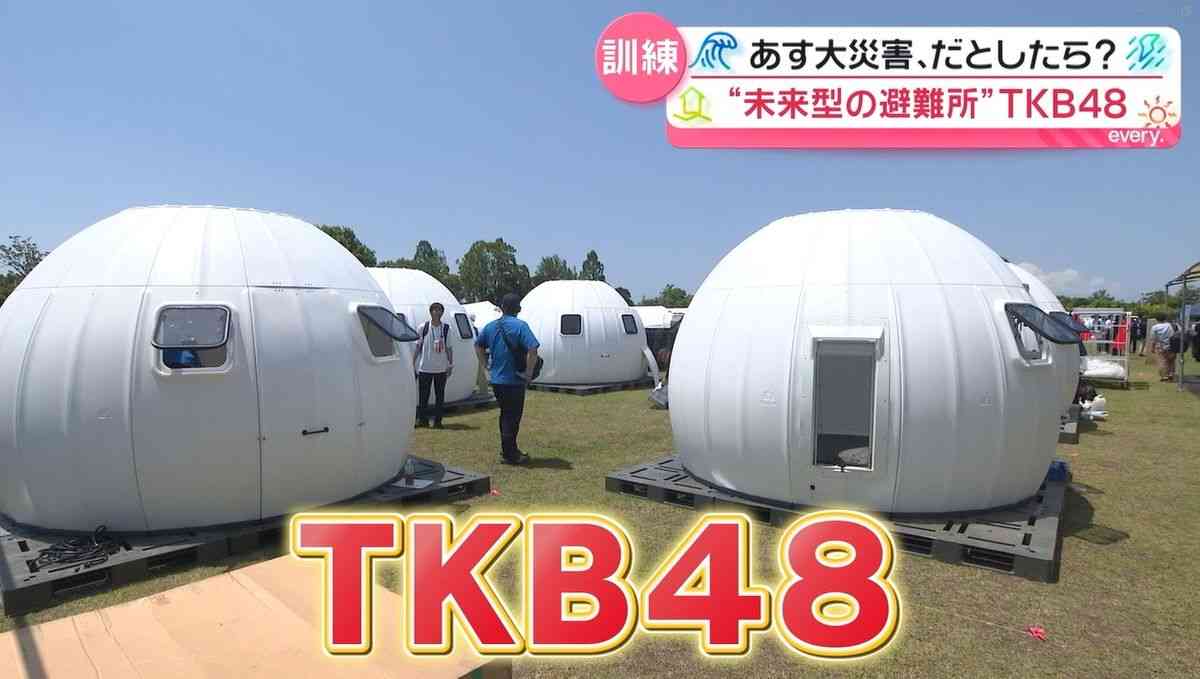 崩壊したわが家で夕食 熊本県氷川町の男性、避難所で暮らさない理由
