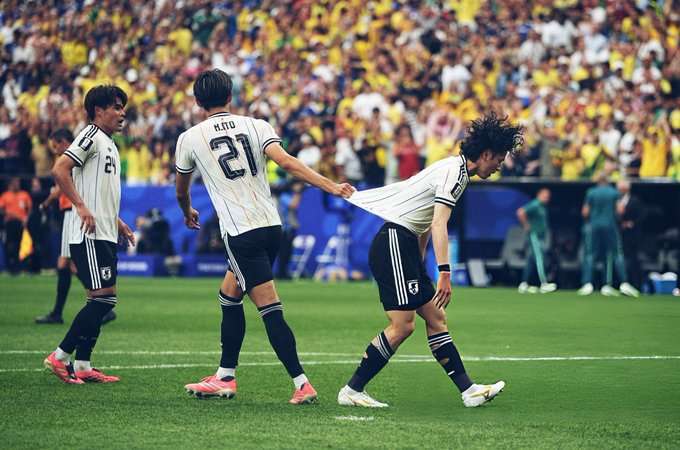 W杯敗戦から帰国の田中碧「2600万円」愛車でショッピングモールへ…つかの間オフに“スマホ片手”に向かった店