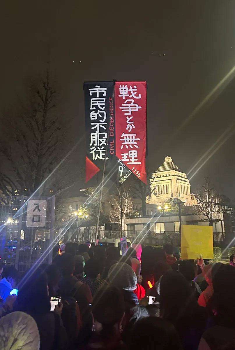「高市総理は国会に出ろ」「暮らしをよくする法案を」国会前デモ...新宿駅前でも呼応、抗議の声