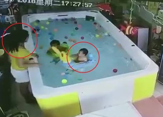 「子どもが流されている」 車が川に転落 2歳女児2人と女性を無事救助