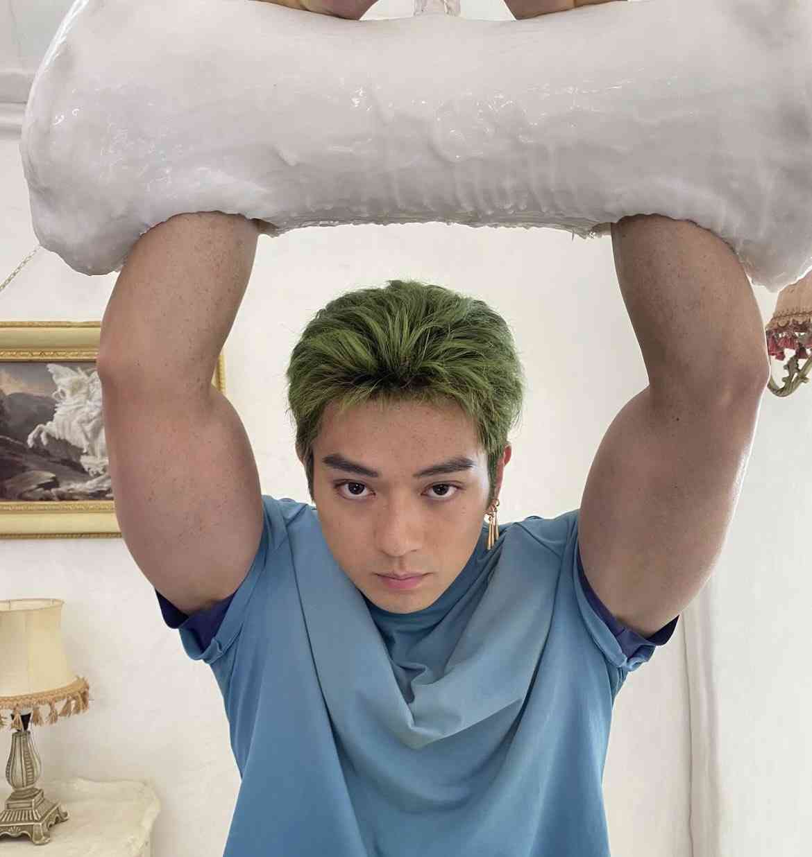 こっち見んなと言ってそうな画像を貼るトピ