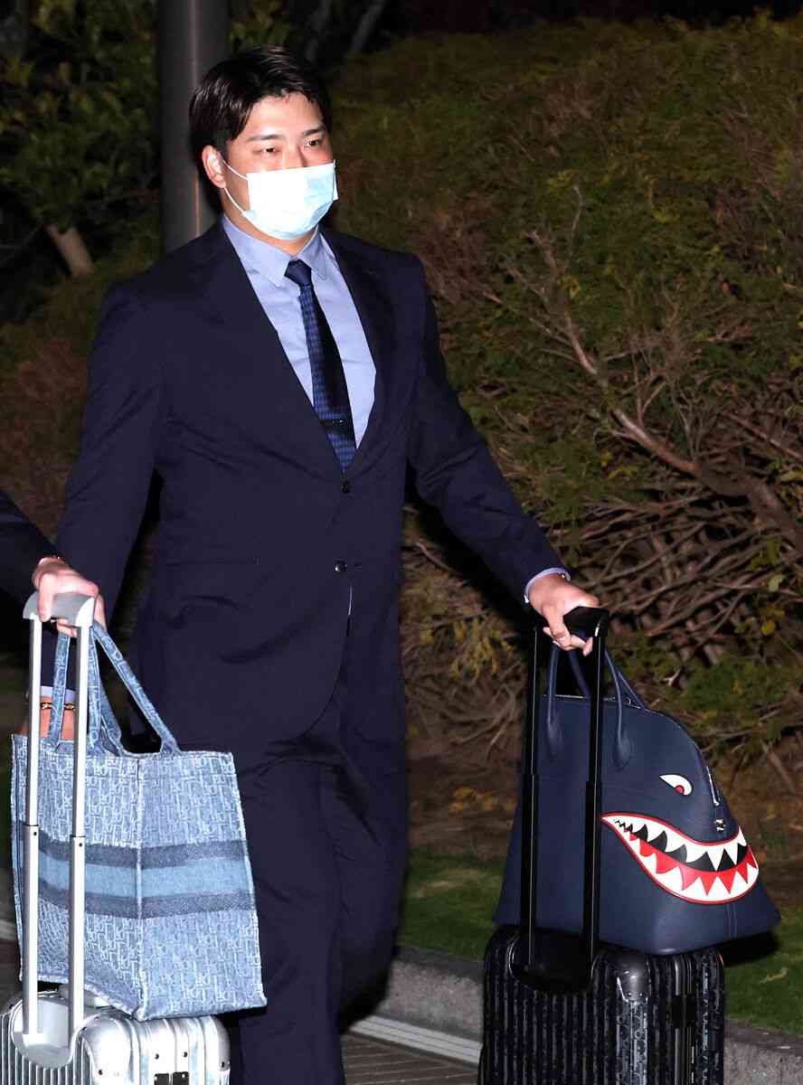 中村敬斗はルイ・ヴィトン、堂安律と板倉滉は“ブルー”エルメス…機内バッグは高級ブランド続々