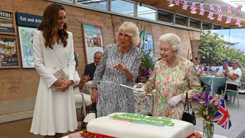 英チャールズ国王、ヘンリー王子とメーガン妃を私邸に招く　一家全員との対面は4年ぶり