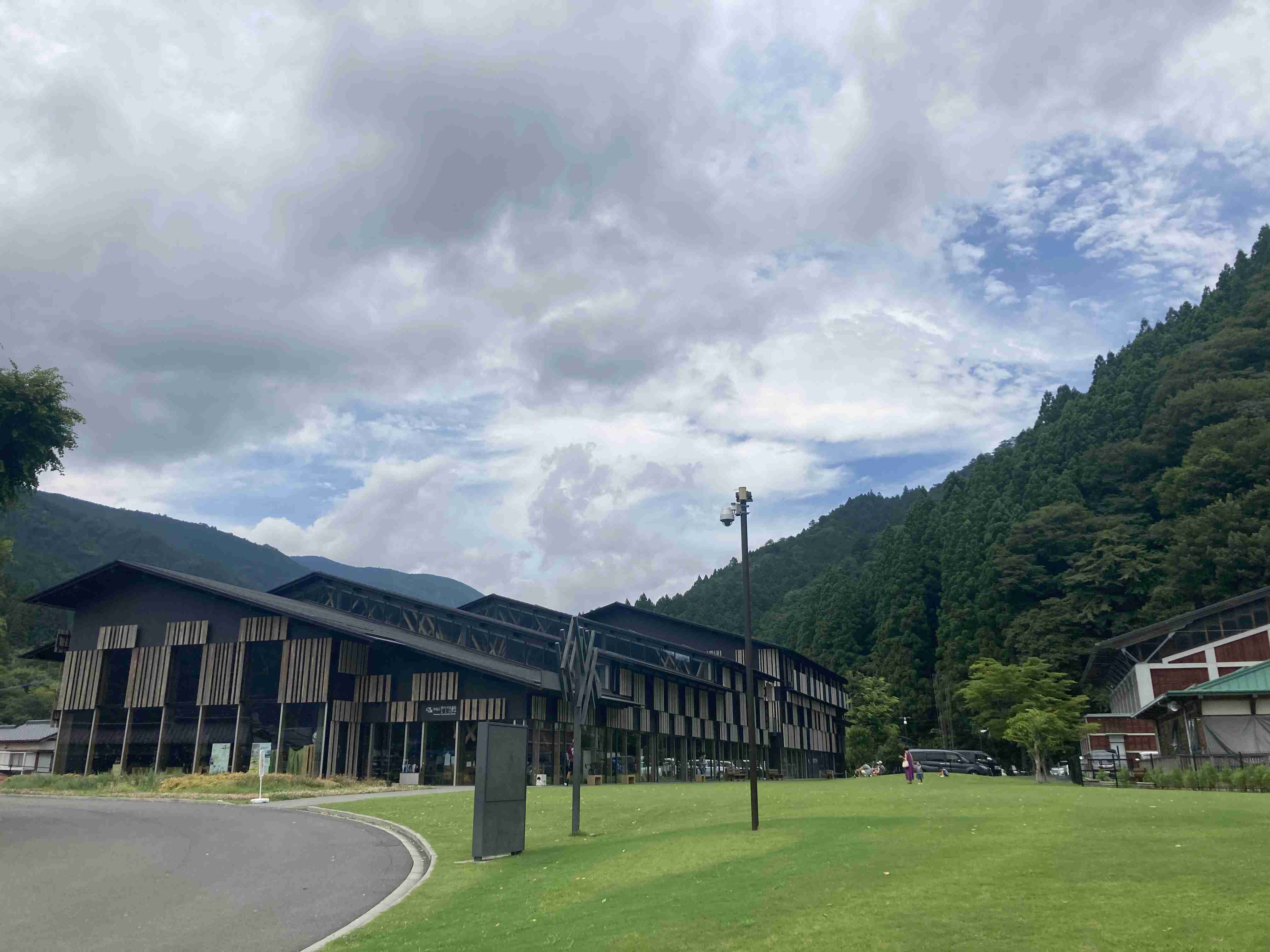 新しいお洒落な図書館が羨ましい