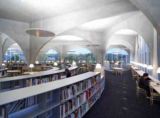新しいお洒落な図書館が羨ましい