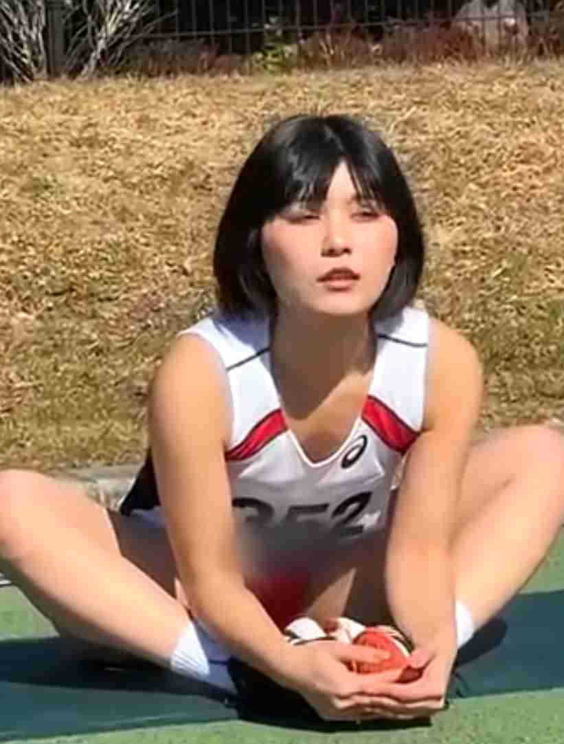 Ado“初自撮り”公開で高まるファンの“完全公開”への期待「顔下半分くらい見えた」ライブでは“ちょい出し”も