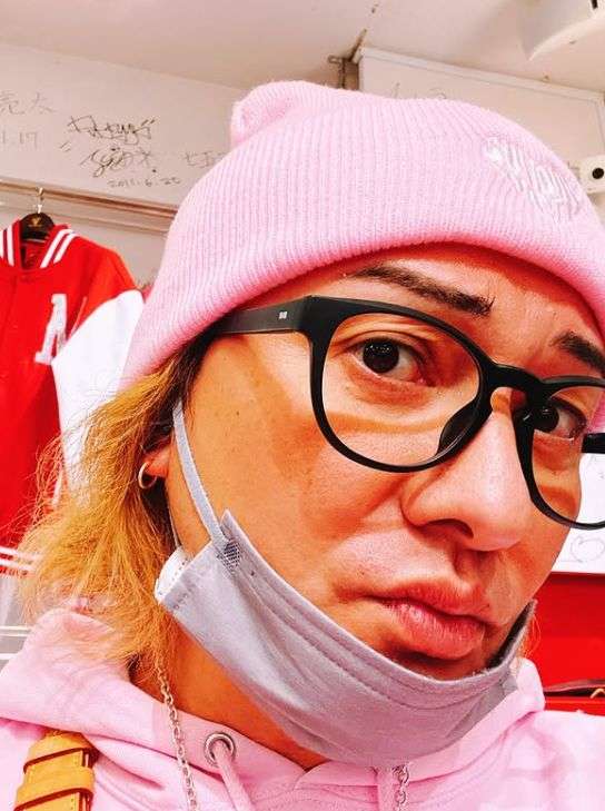 DA PUMP・ISSA、両腕びっしりタトゥー&金髪ロン毛のワイルド近影に「ごきげんなお顔ですね」 “平成のモテ男”は現在2児のパパに