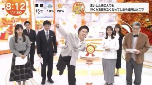 殴る真似する人