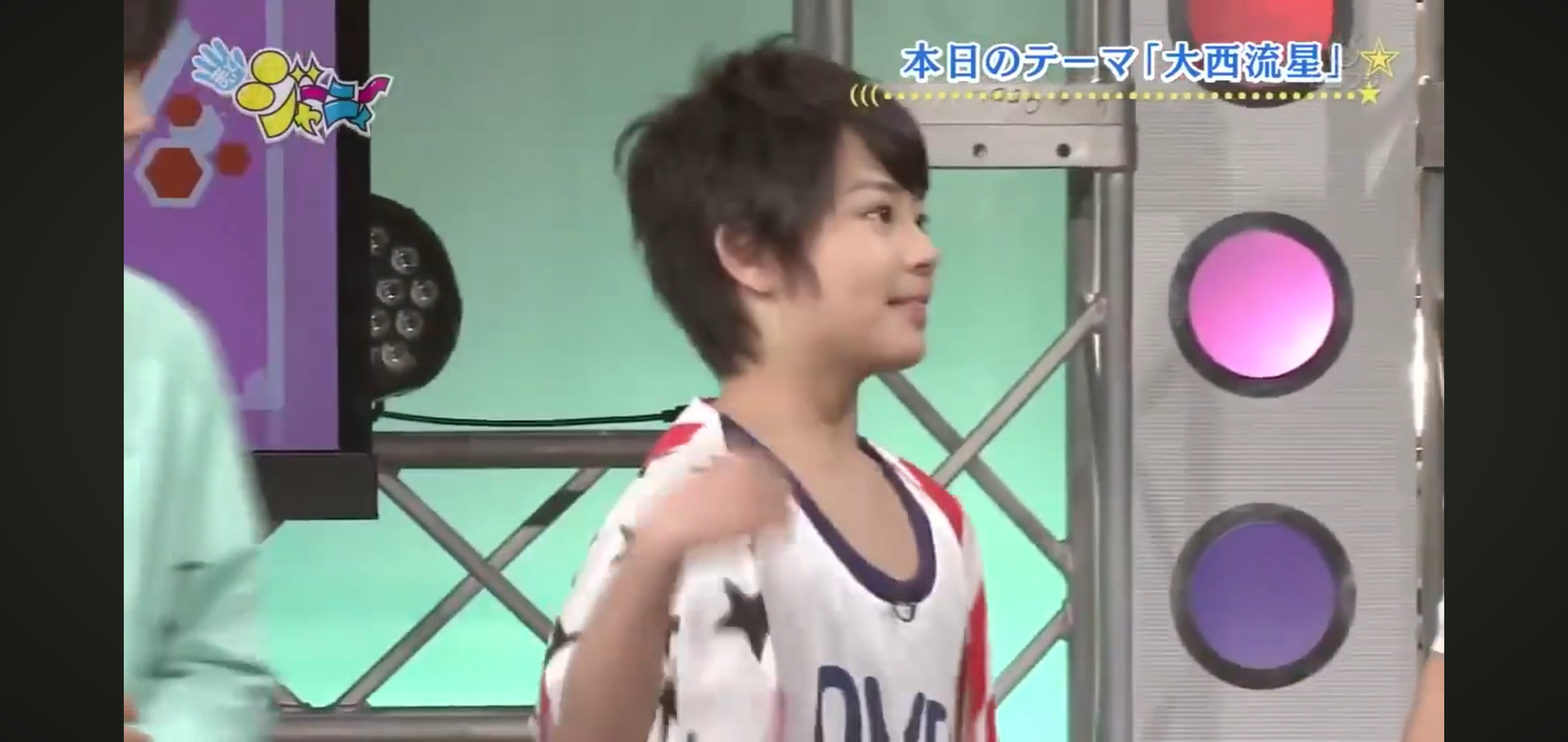 殴る真似する人