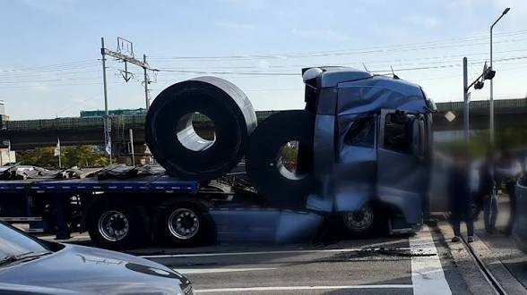 外環道で大型トレーラーの積み荷が崩れ落ちる 運転の男性が死亡