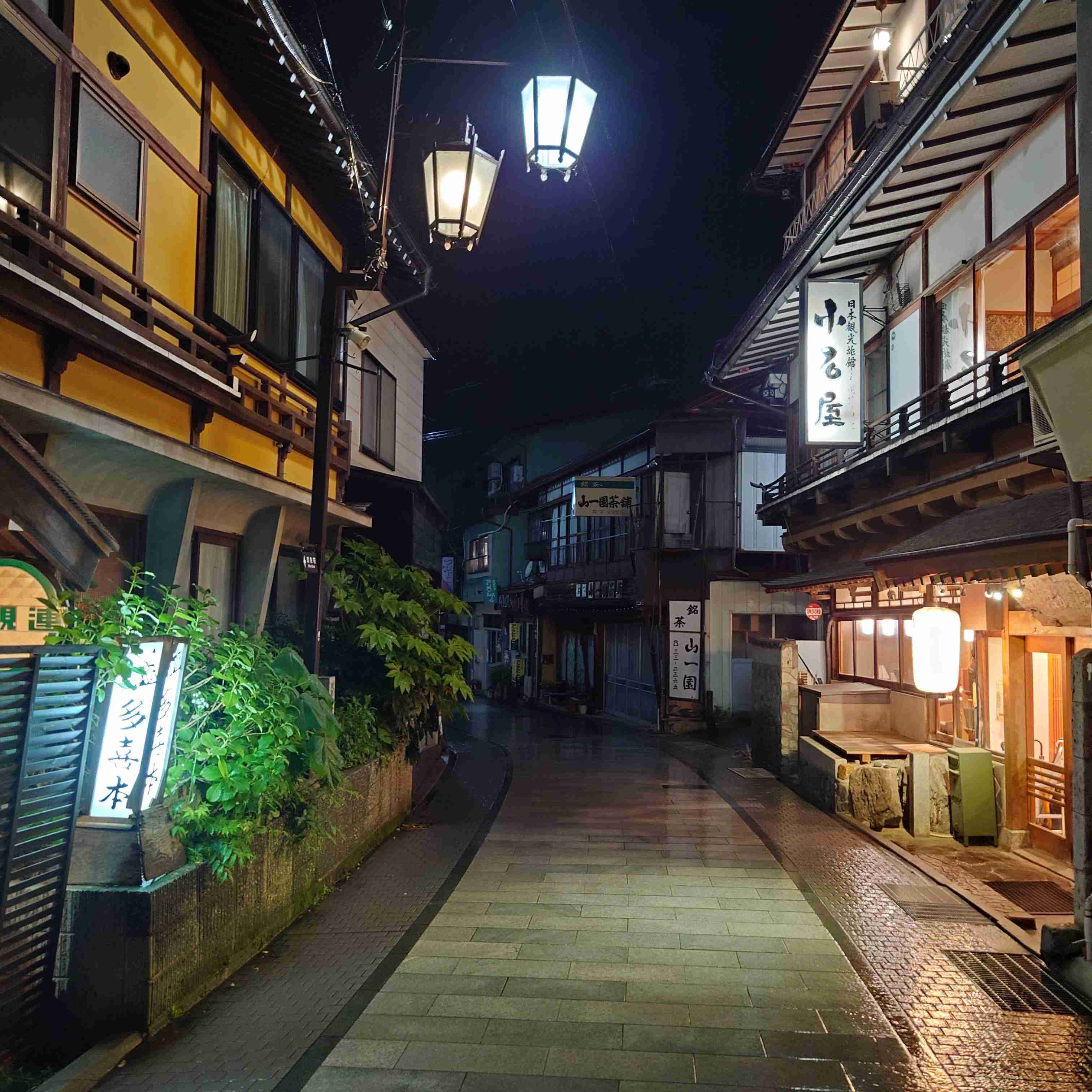 携帯に保存してある温泉街の画像を見せて下さい！♨️