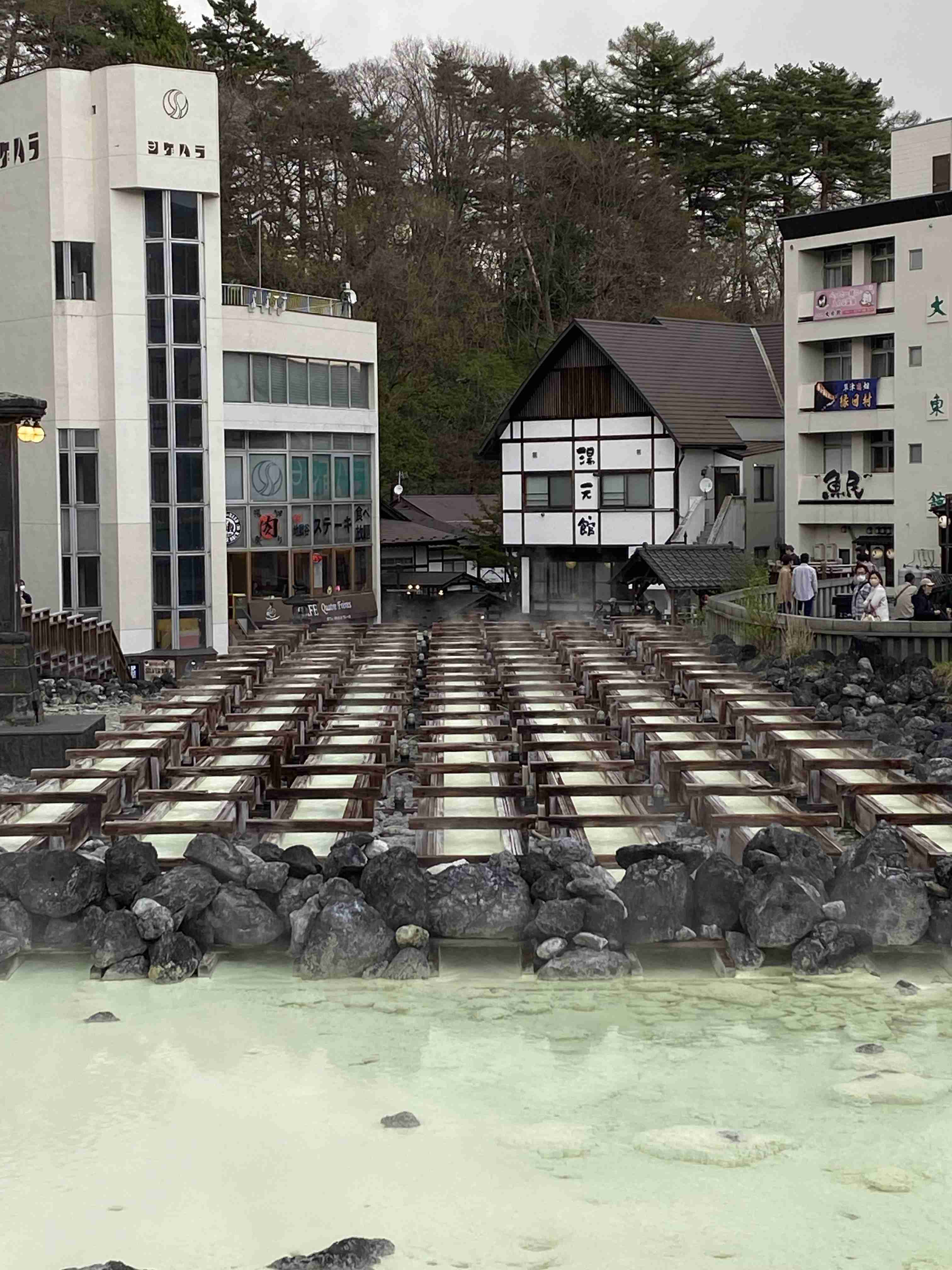 携帯に保存してある温泉街の画像を見せて下さい！♨️