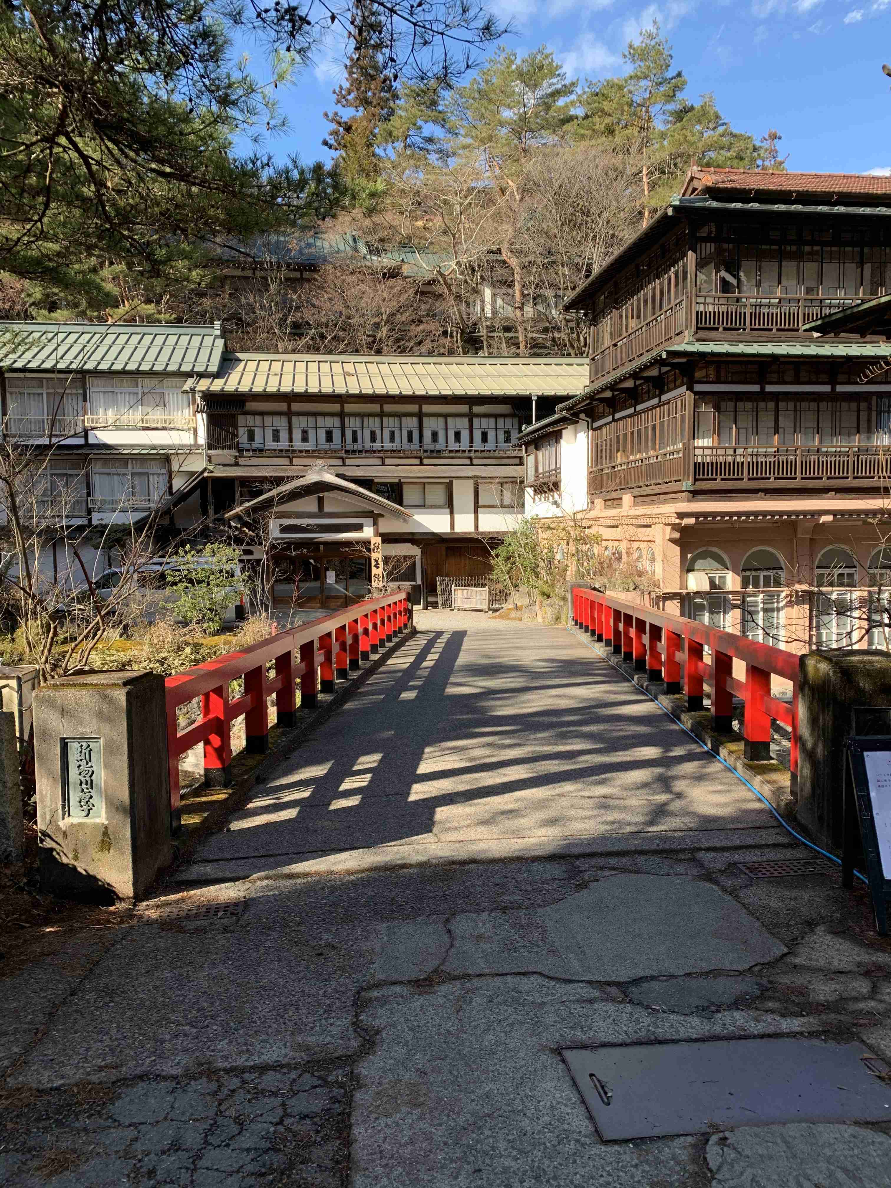 携帯に保存してある温泉街の画像を見せて下さい！♨️