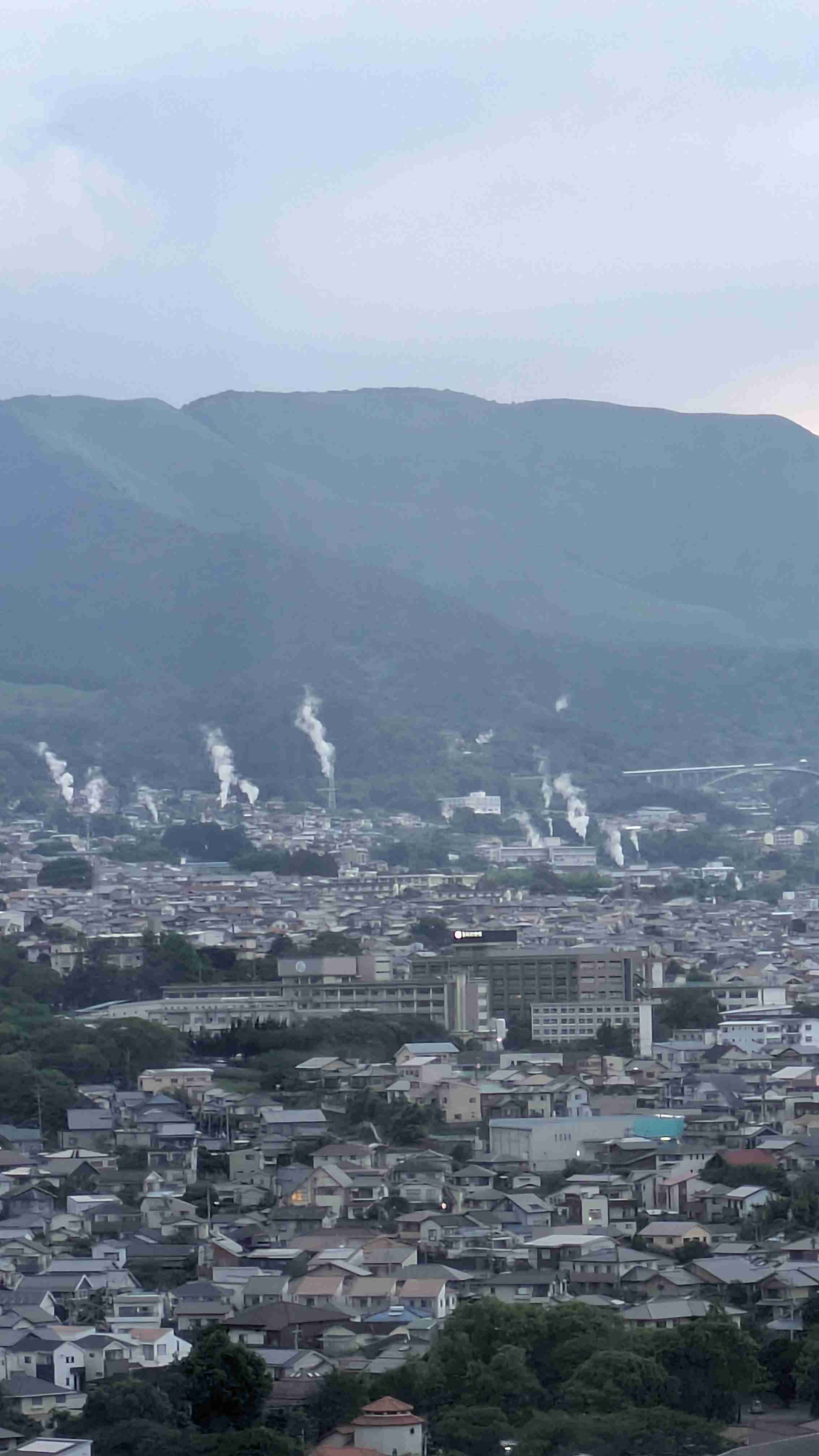 携帯に保存してある温泉街の画像を見せて下さい！♨️