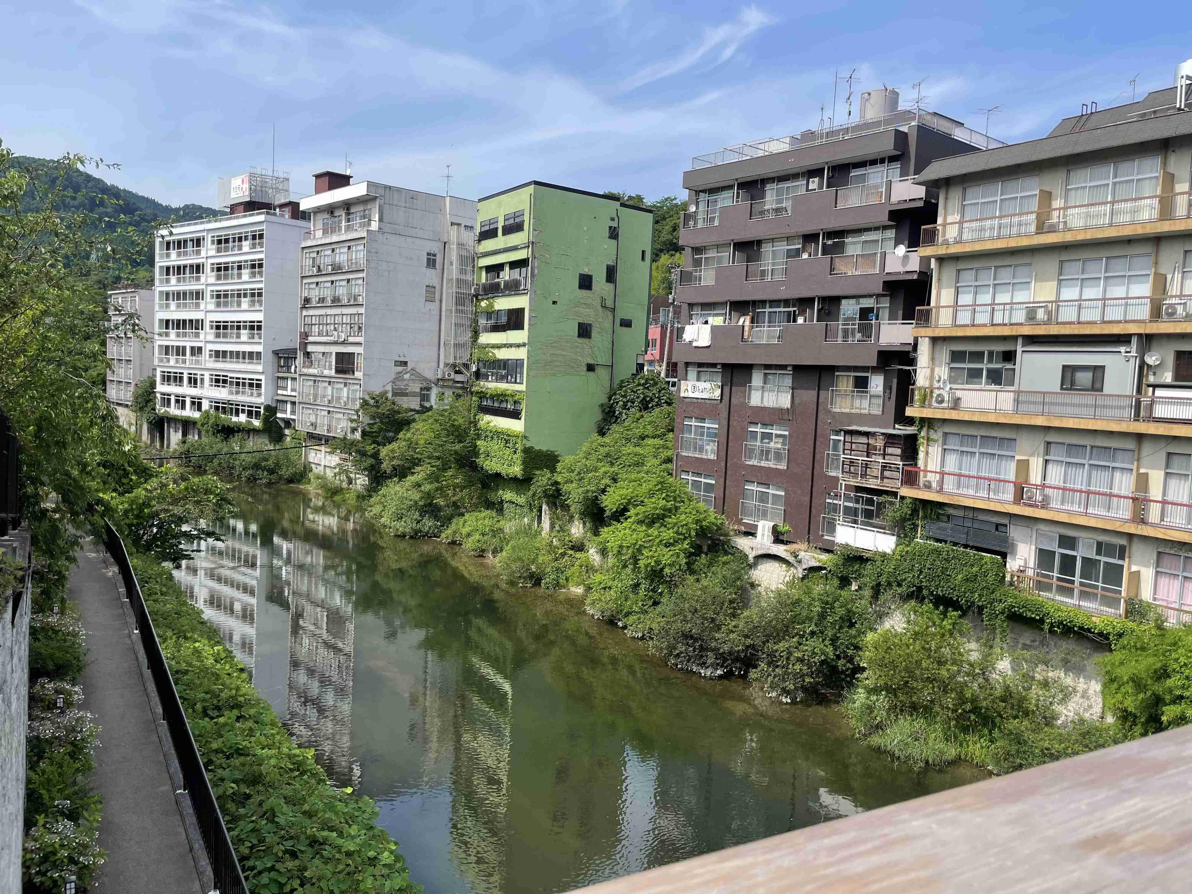 携帯に保存してある温泉街の画像を見せて下さい！♨️