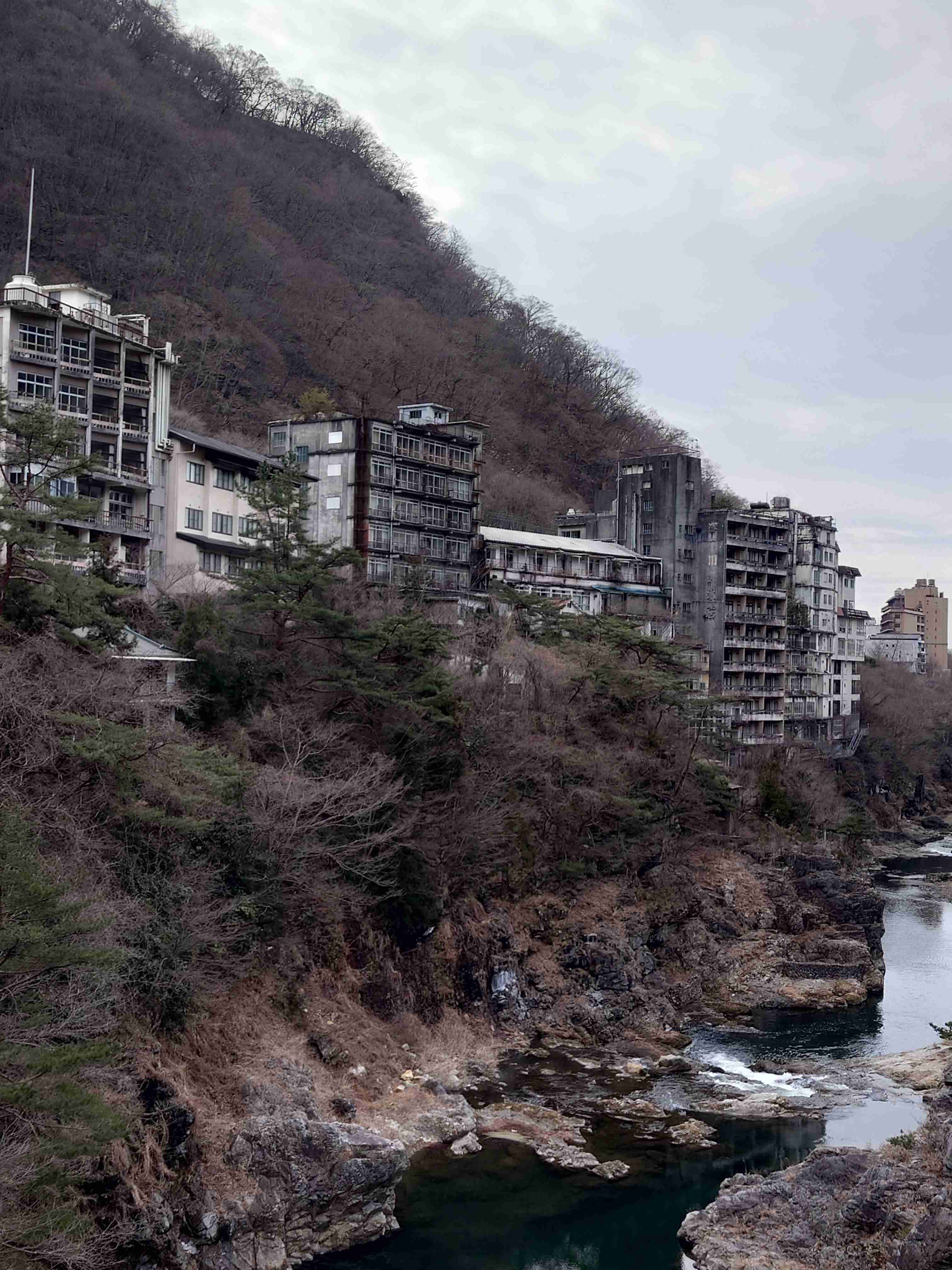 携帯に保存してある温泉街の画像を見せて下さい！♨️