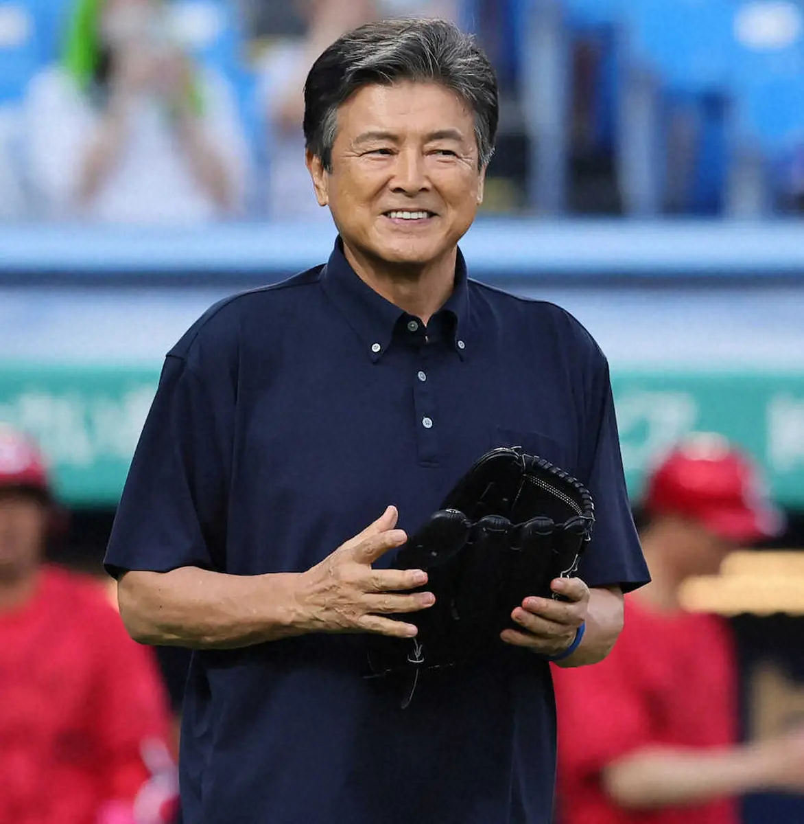 「70代ってまじか！」神宮球場に登場した大物俳優・三浦友和の“160キロ出そうな始球式”に反響続々「イケオジすぎた」「シュっとしてるなぁ」