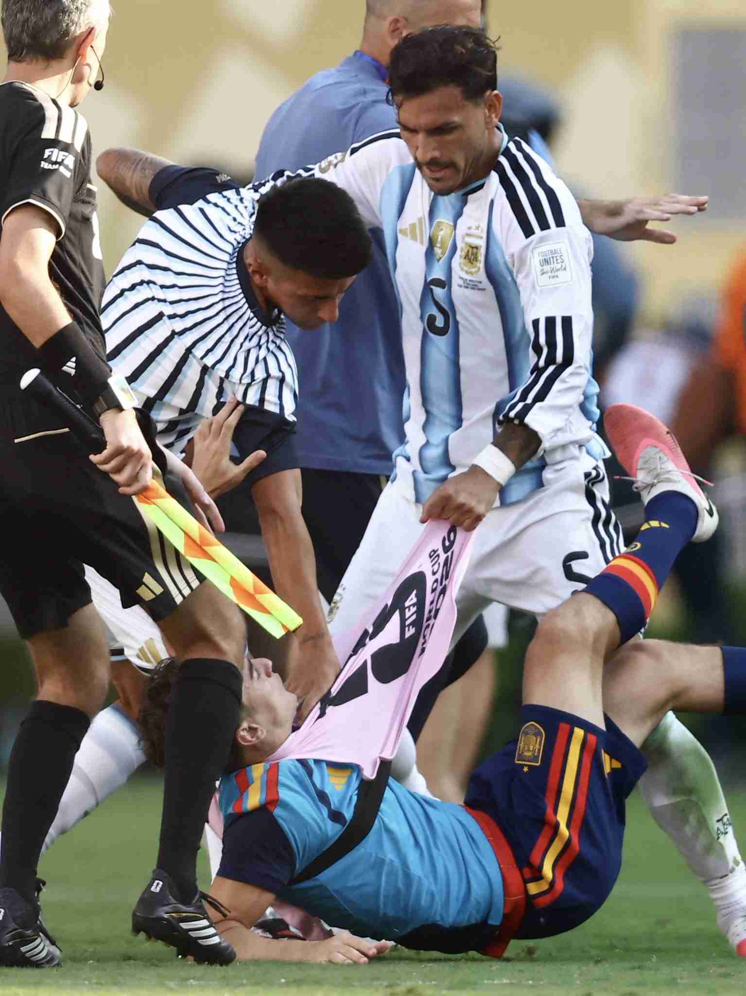 スペインVSアルゼンチン、試合終了後に一触即発の事態 パレデスが暴力行為で一発退場に