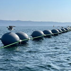 浜辺で見つかった謎の球体、地球に再突入した宇宙ごみか 豪州