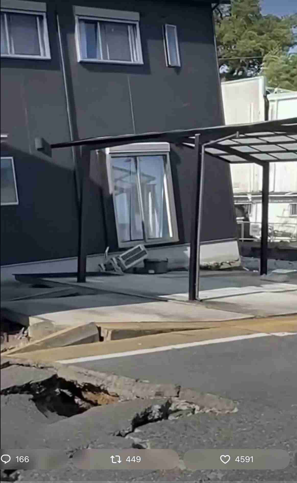 地震で被災した新築住宅の様子