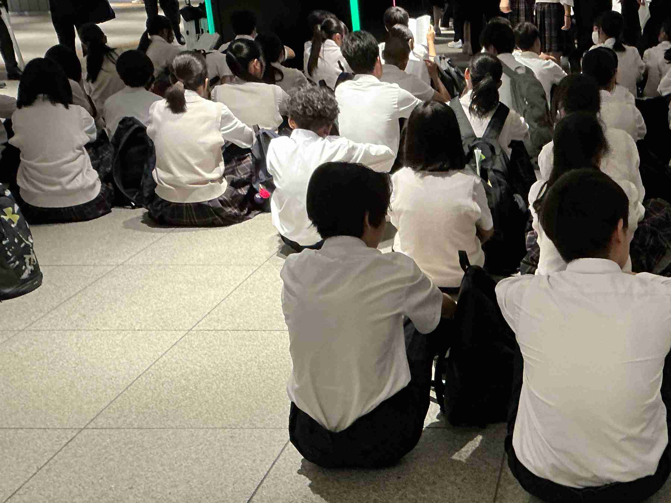 「駅の床に座らせるのはどうなの?」修学旅行中の写真投稿がSNSで拡散し大炎上…学校アカウント停止にまで発展、区は「SNSの運用方針の見直しを進めていきたい」