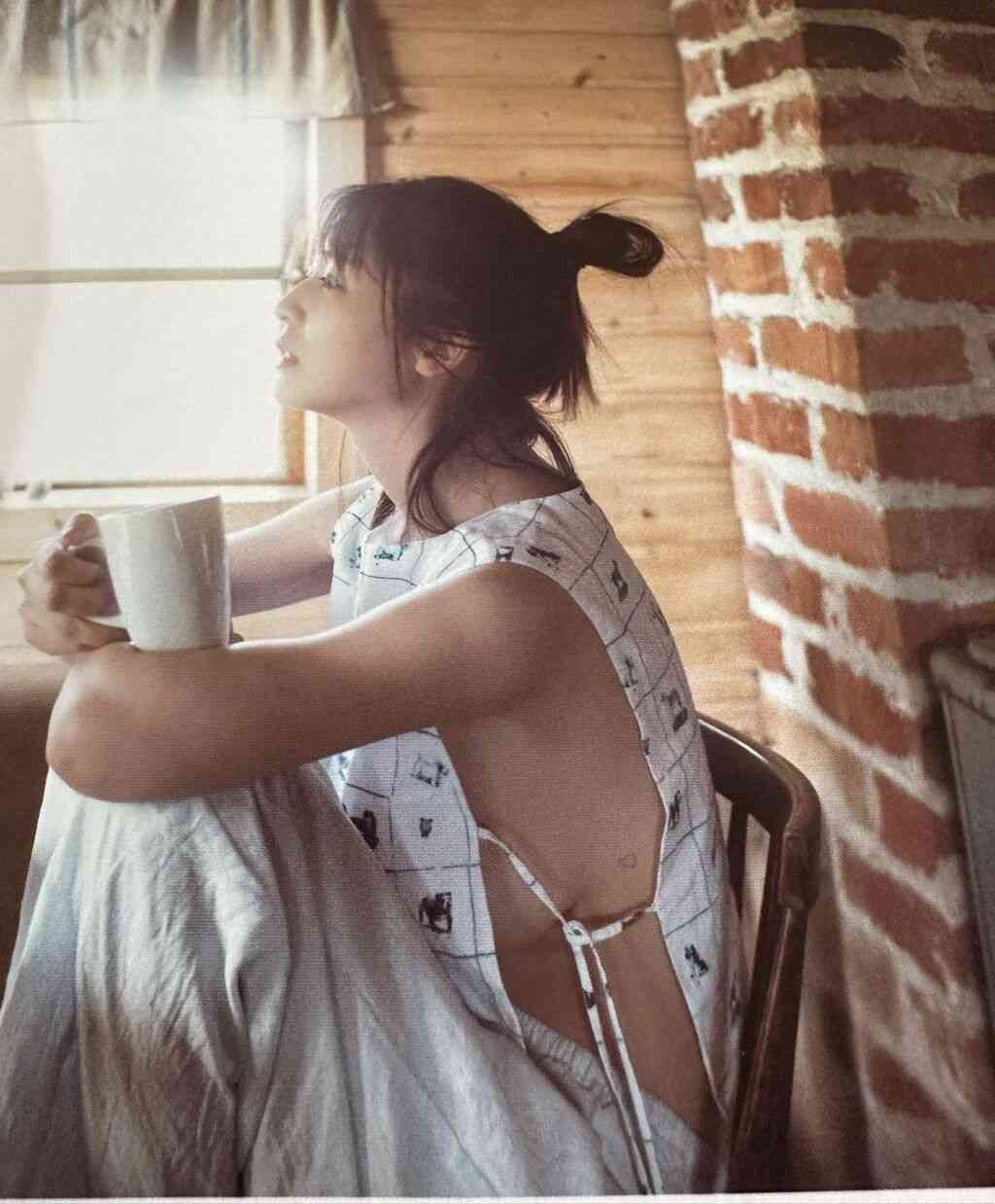 女性の「腰パン」が復活？ 下着チラ見せの“サギング”に、ワキ下全開トップス…2026年夏の最新ファッショントレンド