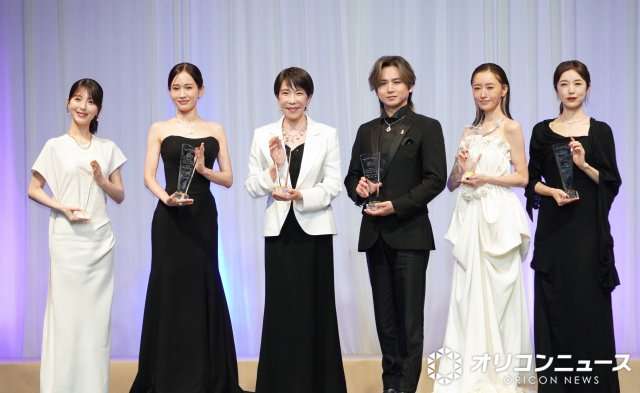 ずり落ちそう?!前田敦子　後ろも凄い黒ドレスで授賞式登場、34歳の魅力溢れる　同席女優も「ほんっと～に綺麗♥」