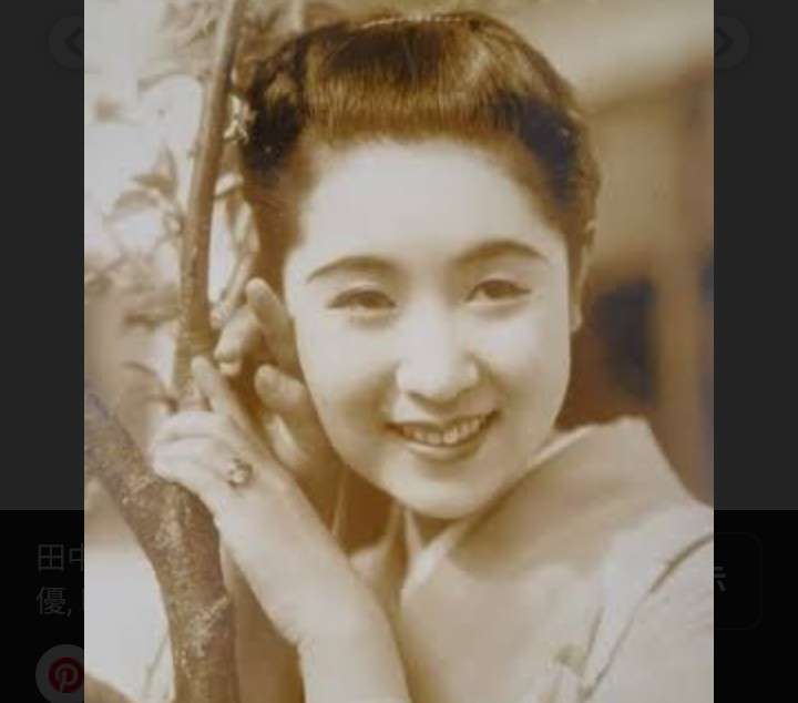 ずり落ちそう?!前田敦子　後ろも凄い黒ドレスで授賞式登場、34歳の魅力溢れる　同席女優も「ほんっと～に綺麗♥」
