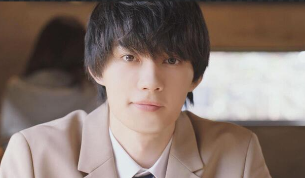 M!LK佐野勇斗、異例スピードで「Ray」表紙再登場 アンニュイな佇まいで深い沼へと誘う