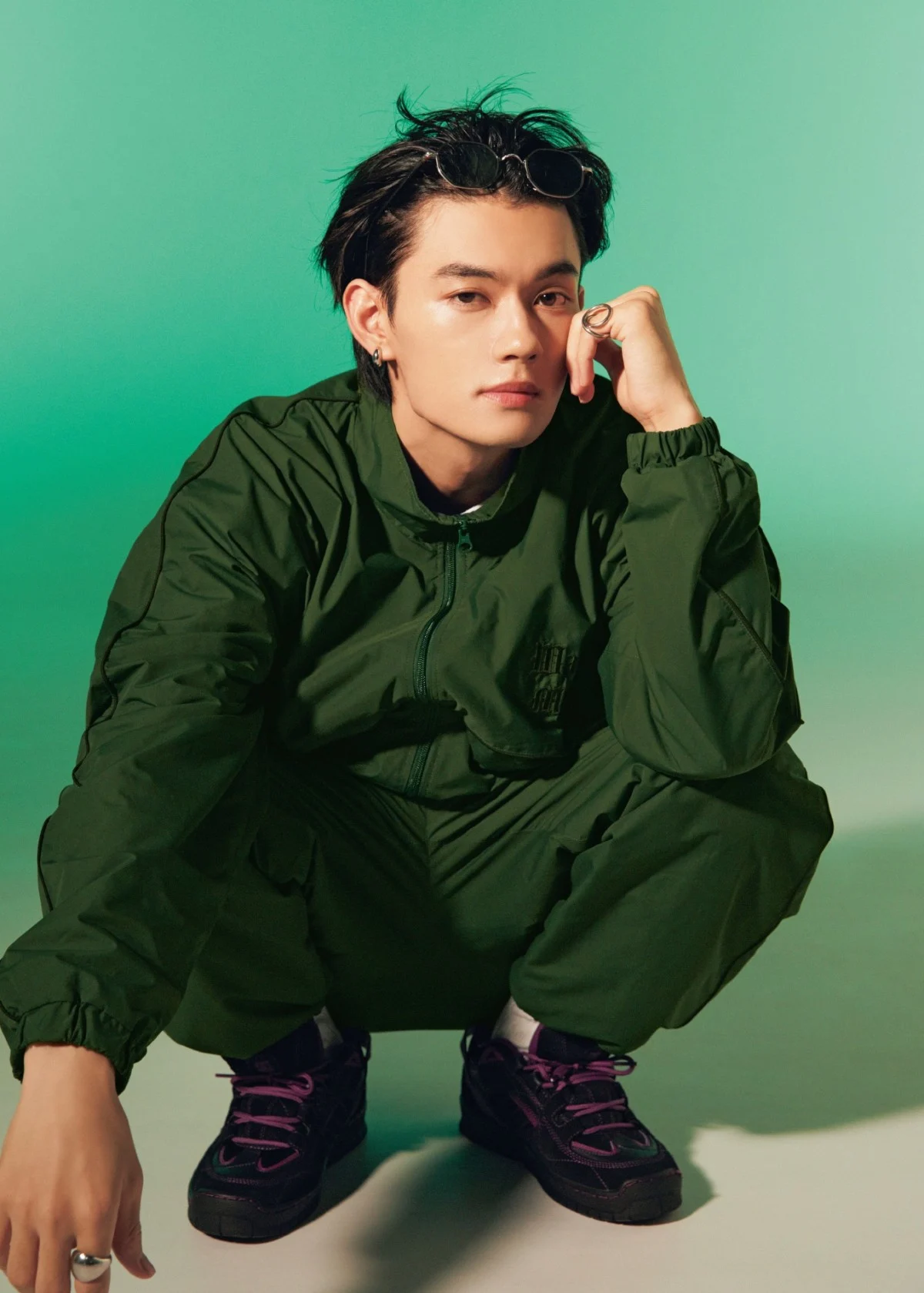 M!LK佐野勇斗、異例スピードで「Ray」表紙再登場 アンニュイな佇まいで深い沼へと誘う
