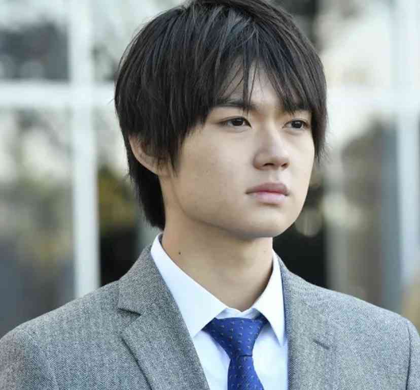 M!LK佐野勇斗、異例スピードで「Ray」表紙再登場 アンニュイな佇まいで深い沼へと誘う