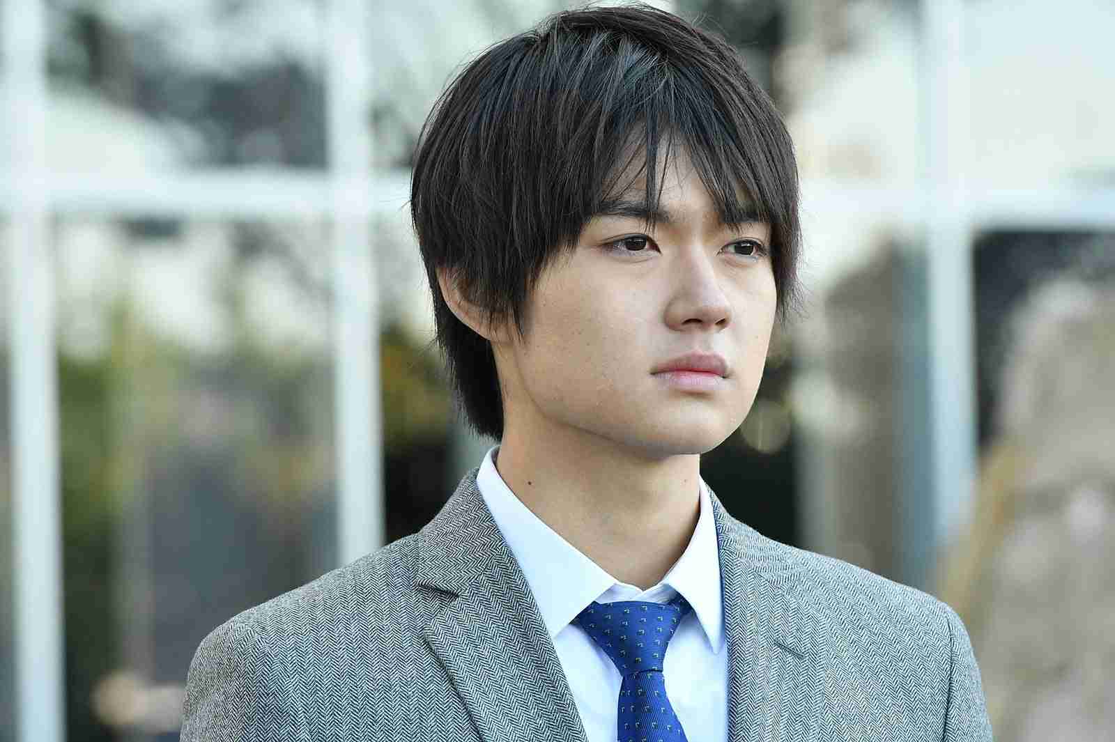 M!LK佐野勇斗、異例スピードで「Ray」表紙再登場 アンニュイな佇まいで深い沼へと誘う