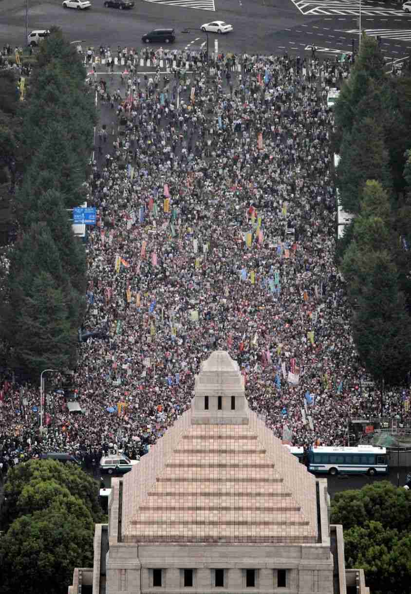 「めちゃくちゃな政治に抗議」　国会前デモに2万7000人